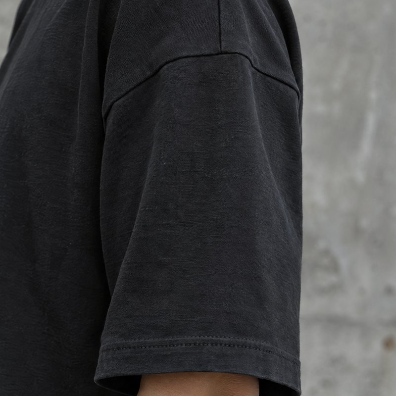 Potongan drop shoulder pada lengan kaos