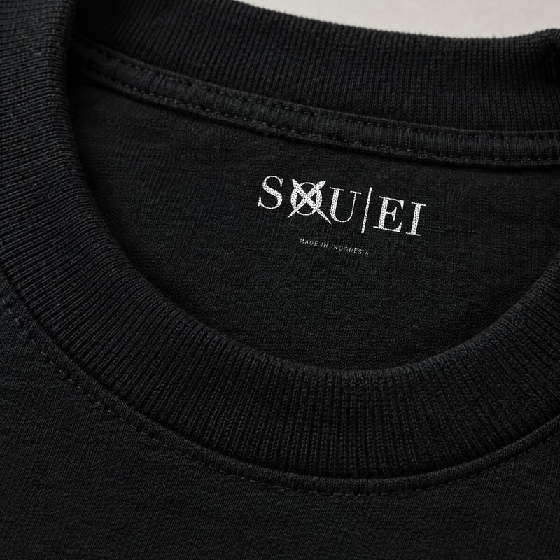 Logo SOUEI di bagian dalam leher kaos